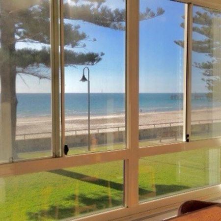 Absolute Beachfront Apartment, Amazing Sunsets غلينلغ المظهر الخارجي الصورة