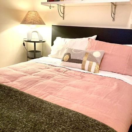 Absolute Beachfront Apartment, Amazing Sunsets غلينلغ المظهر الخارجي الصورة