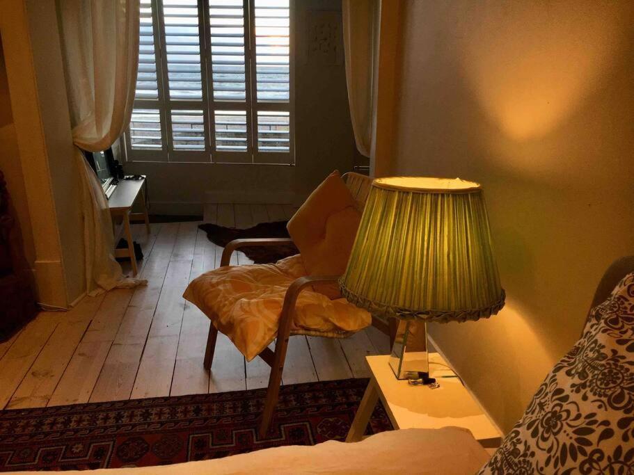 Absolute Beachfront Apartment, Amazing Sunsets غلينلغ المظهر الخارجي الصورة