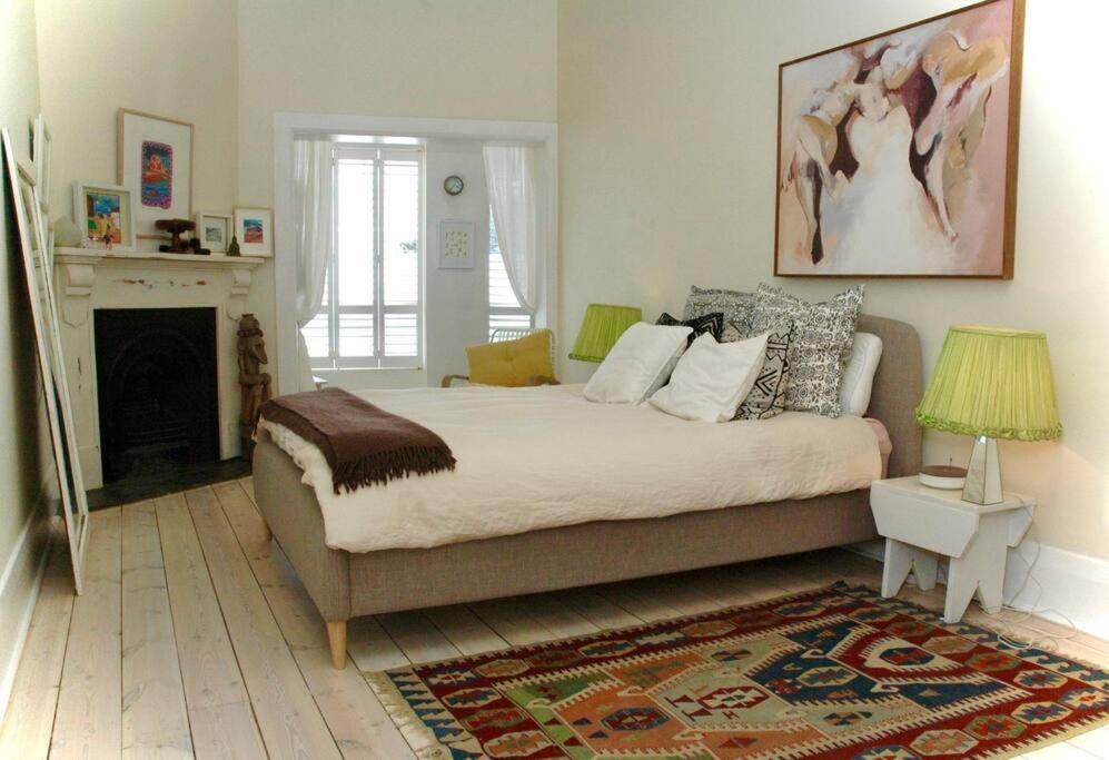 Absolute Beachfront Apartment, Amazing Sunsets غلينلغ المظهر الخارجي الصورة