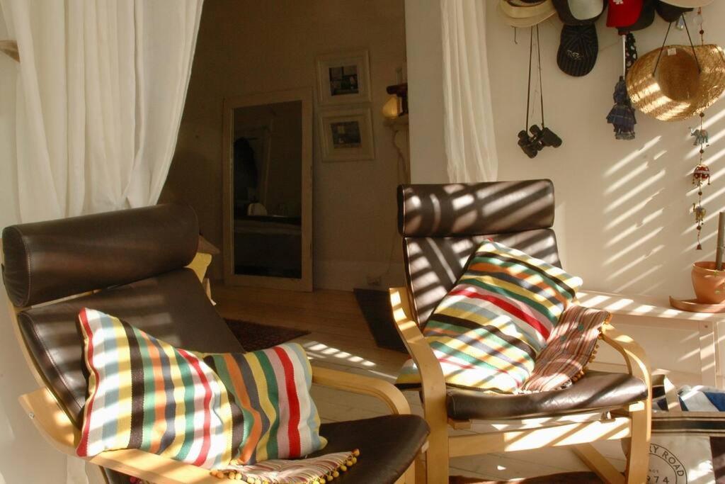 Absolute Beachfront Apartment, Amazing Sunsets غلينلغ المظهر الخارجي الصورة
