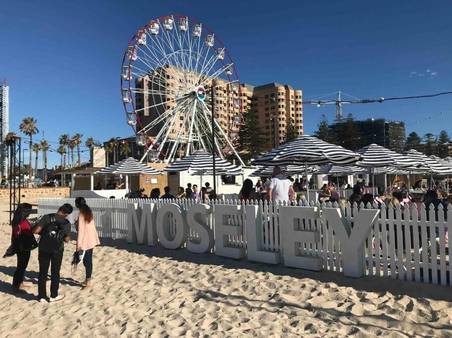 Absolute Beachfront Apartment, Amazing Sunsets غلينلغ المظهر الخارجي الصورة